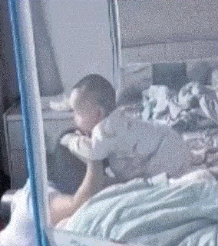 万万没有想到，安徽合肥，一妈妈在卧室床上照顾十个月宝宝时，不慎从床上摔下磕到了头
