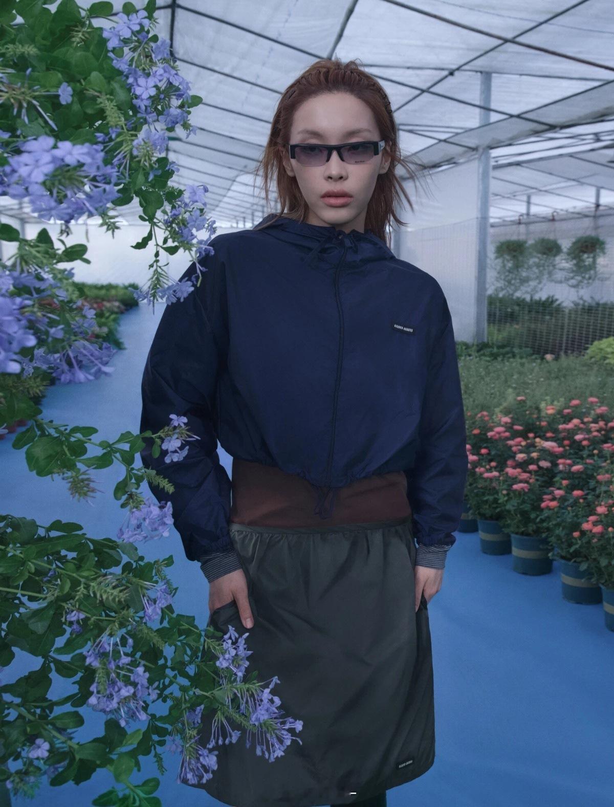 赵今麦刘柏辛置身于斑斓花海，演绎MiuMiu七夕大片，灵感源自互赠鲜花