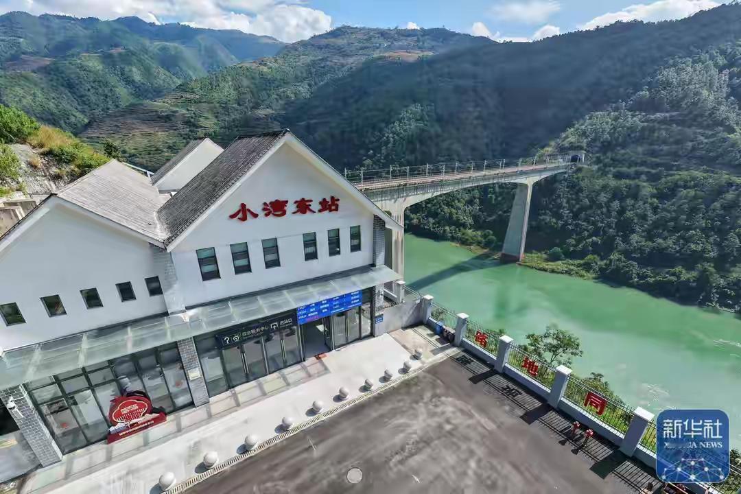 此站选址于澜沧江畔，仿若被大自然的“巨手”轻柔拥揽，四周高山似魁梧的卫士站岗，峡