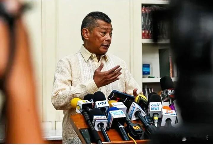 周四，菲律宾司法部长赫苏斯·克里斯宾·雷莫拉在最高法院高级助理法官马维克·莱昂内