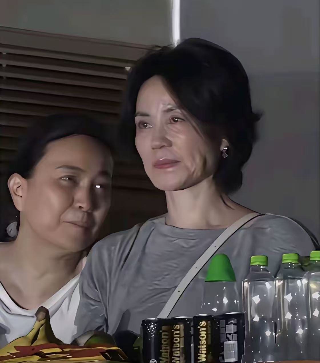 57岁的王菲现身那英演唱会，没有美颜滤镜，最真实的状态