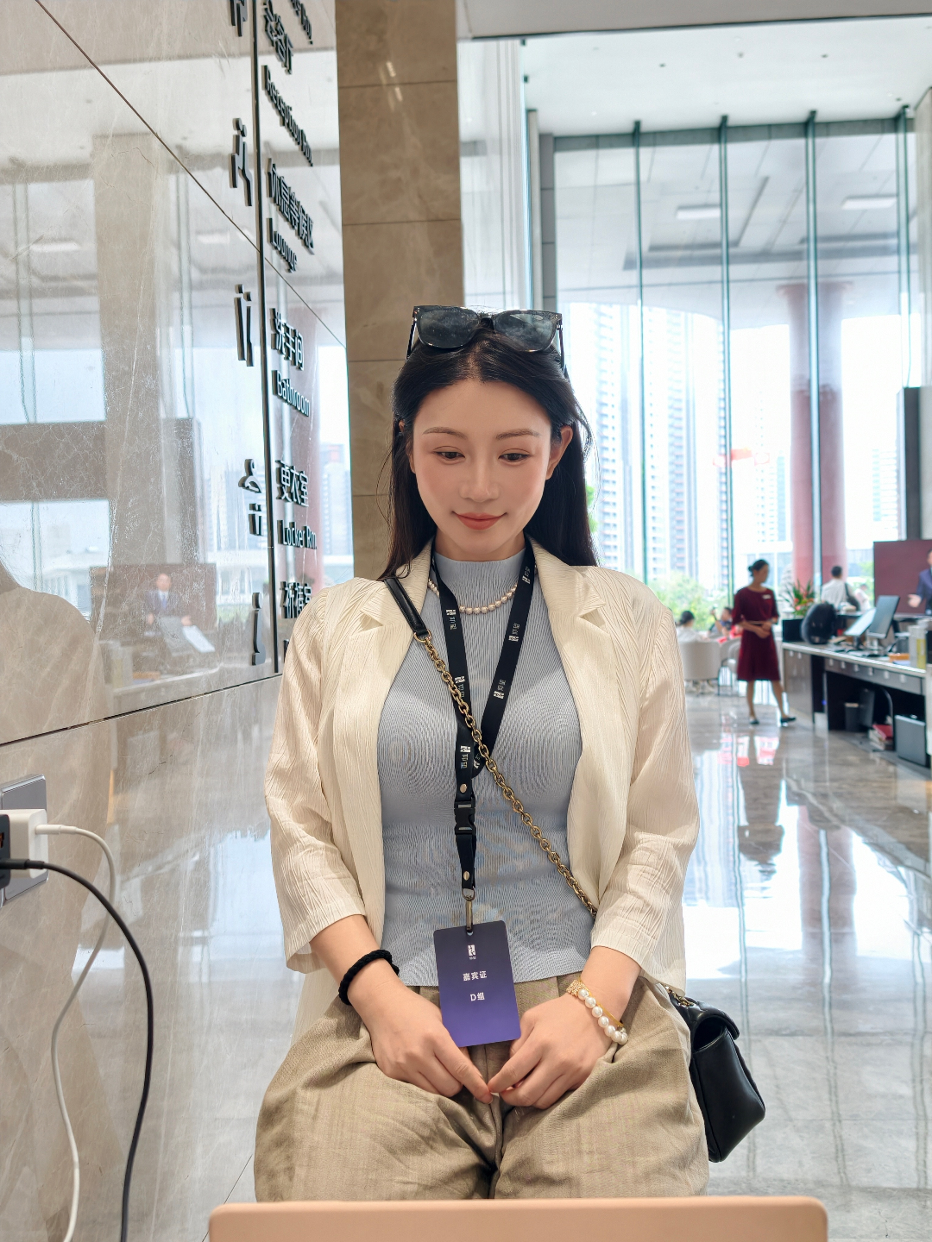 老板怎么那么烦人呢拍个照片“吸肚子吸肚子”我肚子很大吗？深圳·比亚迪股份有限公