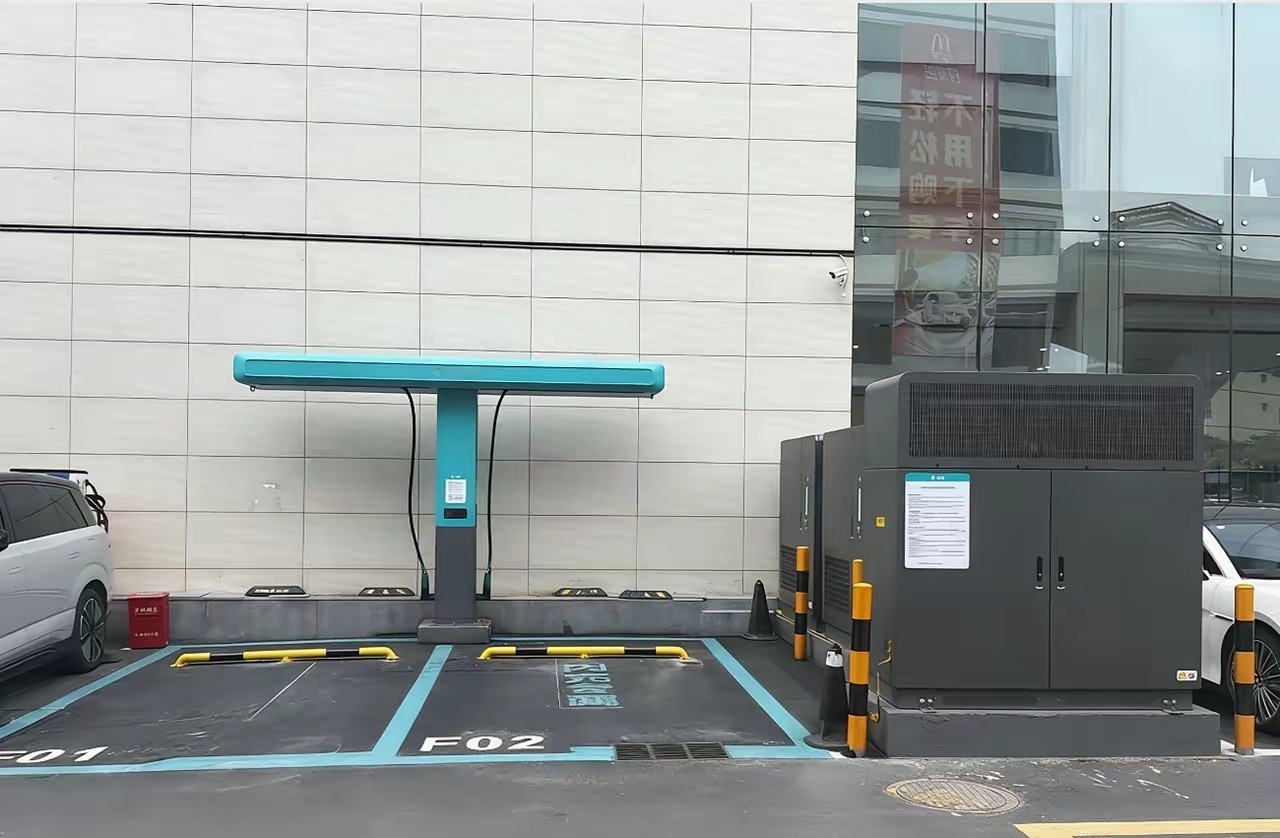 设计比亚迪闪充这个人，绝对是个高手，我今天不讲它那个硬件充电快，我就讲讲这个设计