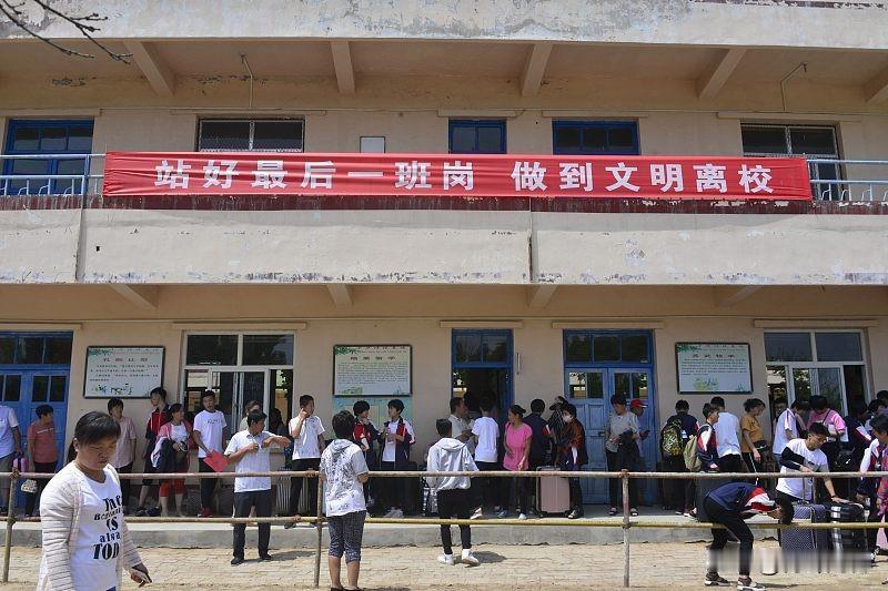 教师县管校聘，学校停办后，由县育局(教体局)管理的中心校会重新安排该校教师去其他
