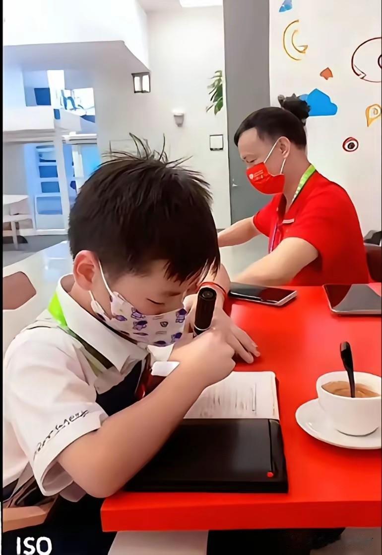 昨天看到何威仪教练，帮全红婵拎包捡娃娃的场面后，我简直被感动坏了，何威仪教练