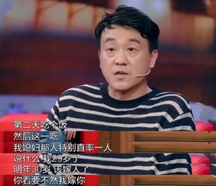 1998年，何冰拿出一个月工资为留学归来的同学李海洋接风洗尘，酒过三巡，李海洋说