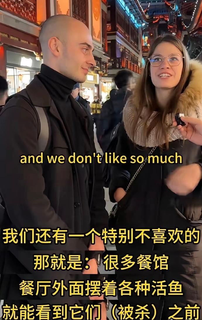 一对意大利游客称，不喜欢中国餐厅外面摆着各种活鱼，当他们看到鱼缸里的活鱼时，就会