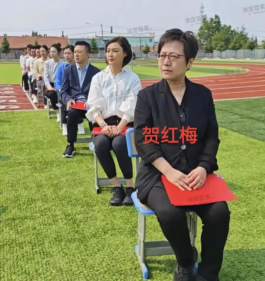 看主持人贺红梅变化太大了，有点不相信是她。说句实话，都说前面这位是贺红梅，我刚