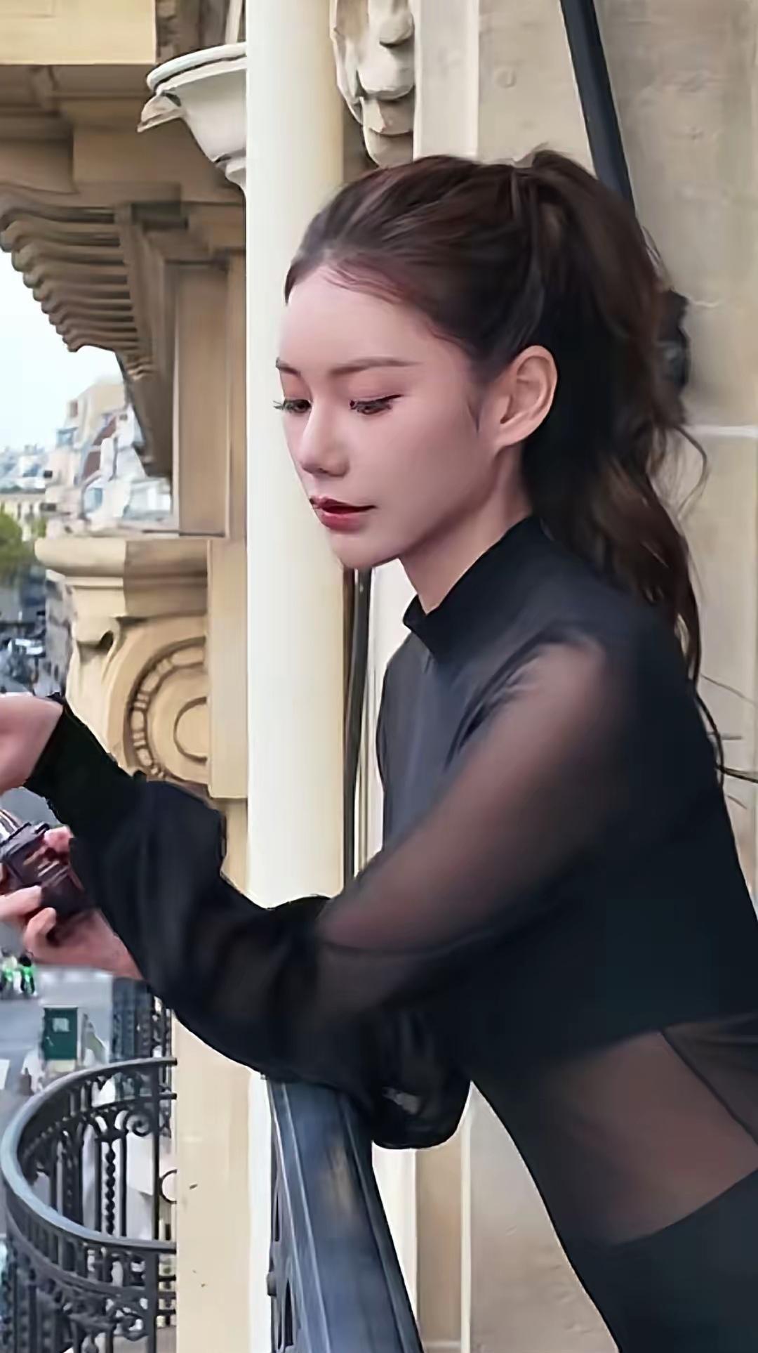 汪小菲老婆马筱梅怀孕传闻再添变数。此前她因穿宽松上衣引发猜测，但近日一身黑色透视