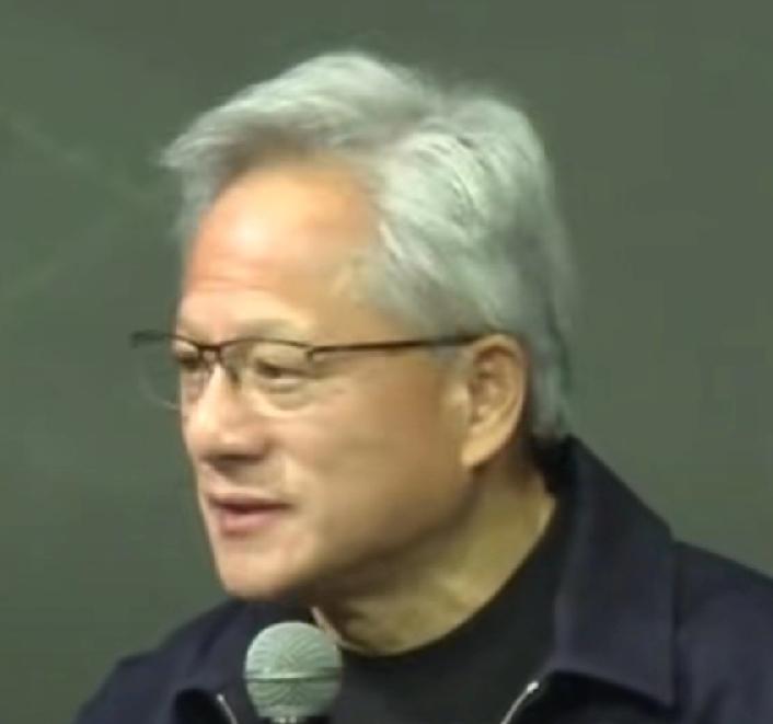 注意看黄仁勋的表情，谈到63岁还被父母批评，真的很难受、很憋屈！父母是典型亚洲父