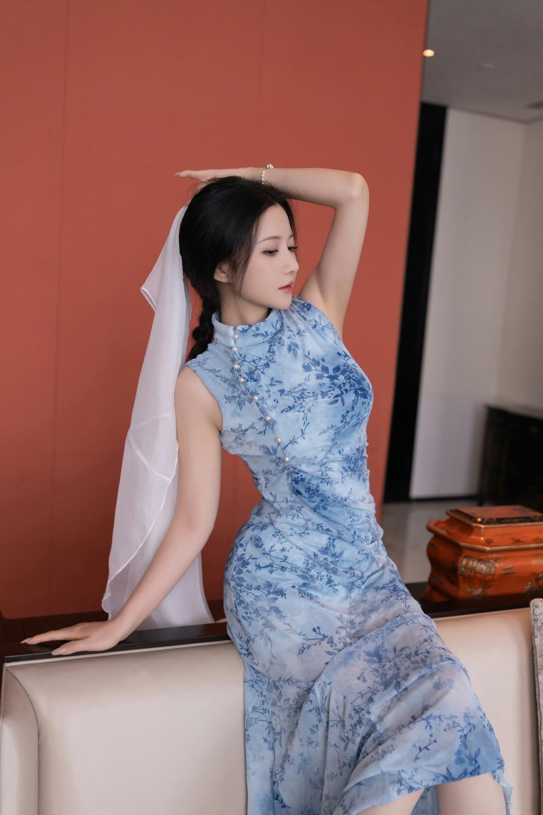 旗袍对于东方女性有哪些魅力所在?旗袍对东方女性的魅力在于：贴合身形勾勒柔和曲线，