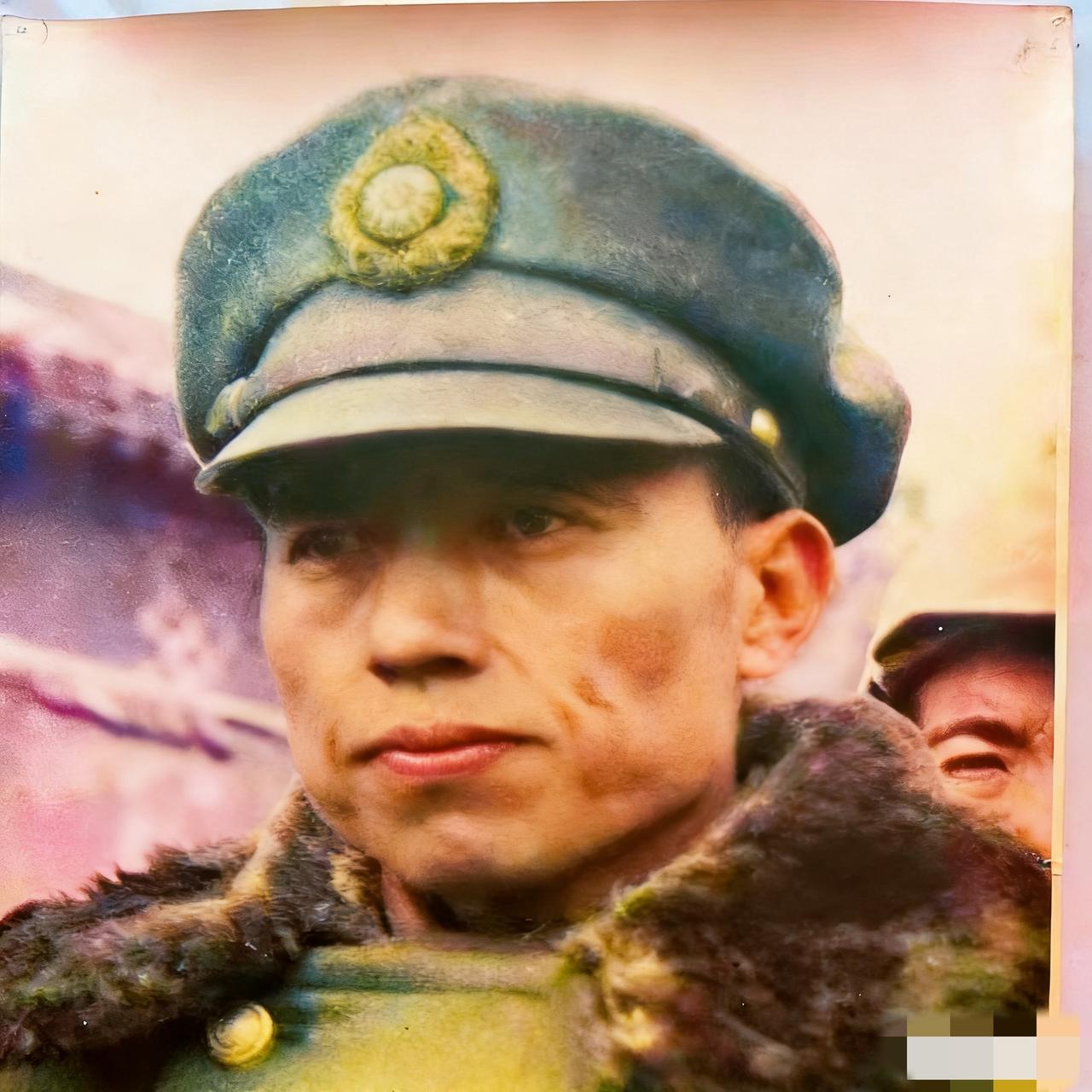 1947年，抗日名将王果夫，在石家庄战役中被俘，一张罕见的留影，照片中的他穿着军