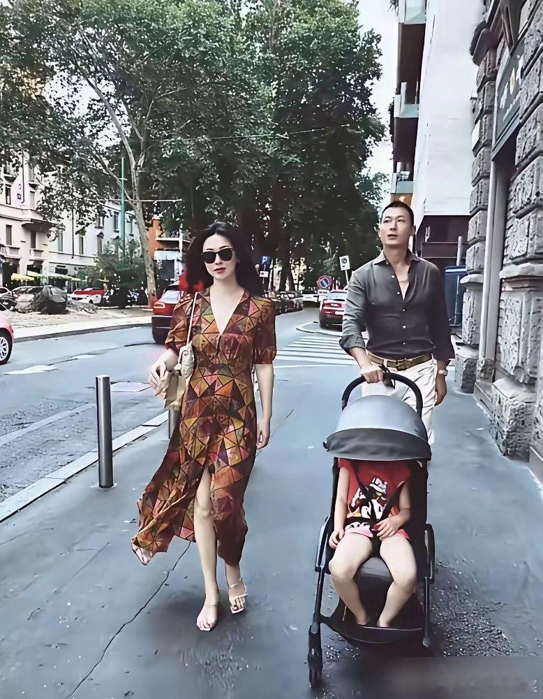 朱珠一条裙子全网都在扒，但我劝你千万别买。说真的，你跟风买回来，大概率穿不出那个