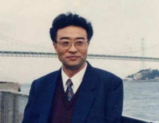 他名叫刘铁骑，是大贪官刘青山的儿子，父亲在1952年被枪毙的时候，刘铁骑才6岁，