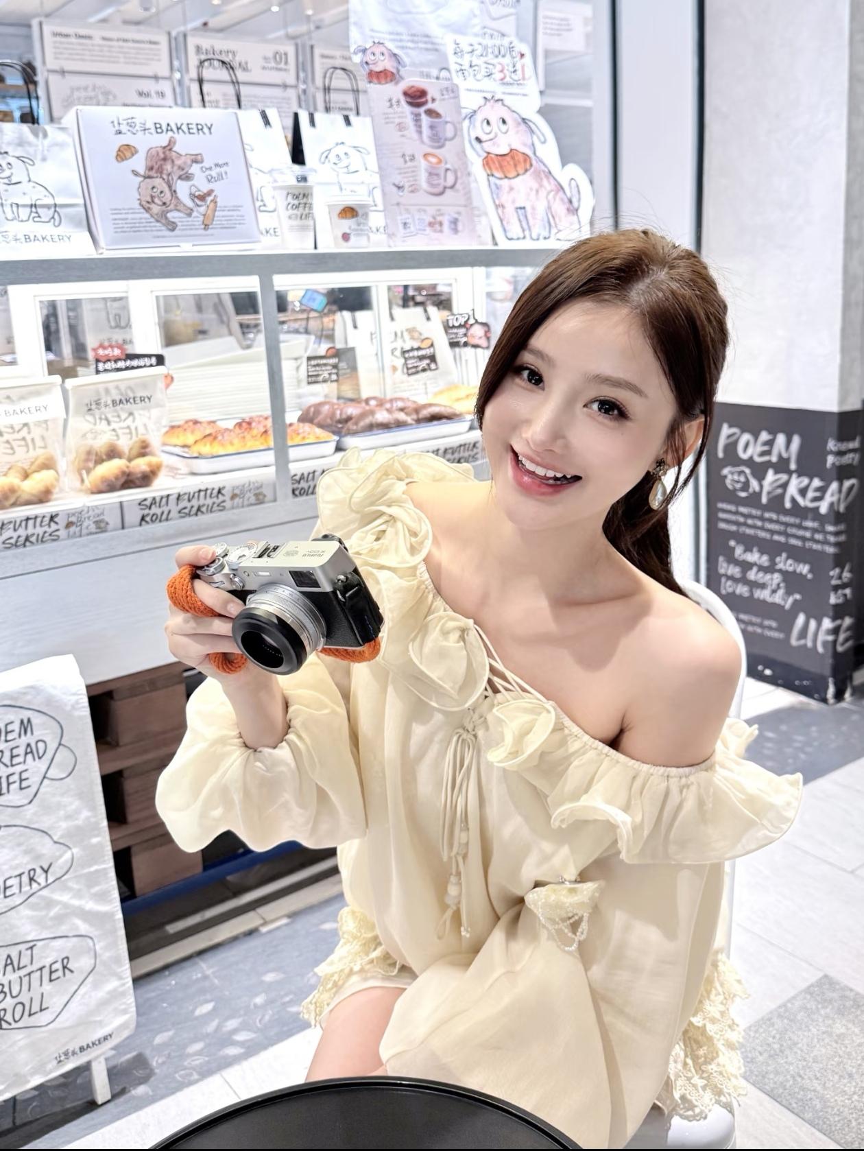 微笑与美食相伴！