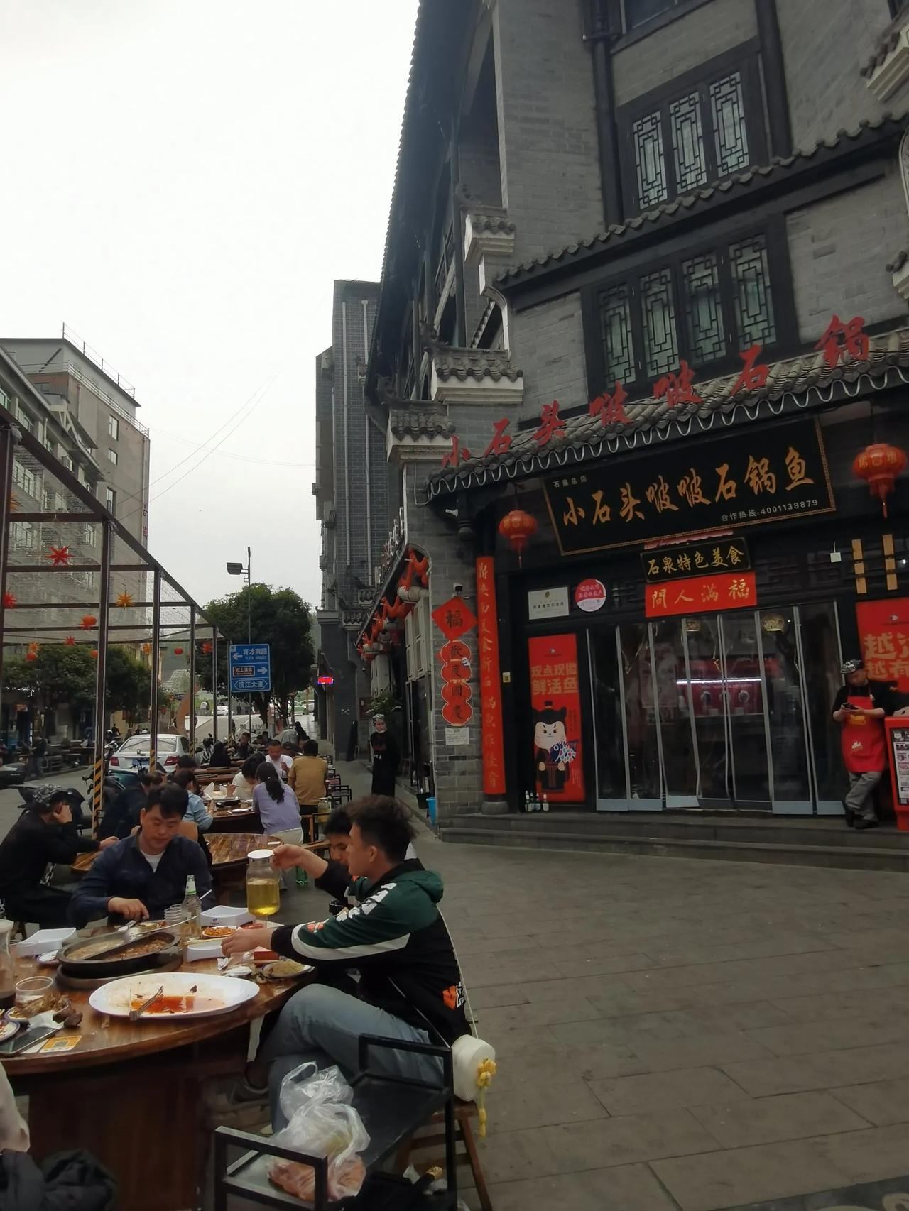 石泉古城，古香古色，陕南典型的古城代表。古街的一砖一石、糖饼豆干，无不体现陕南的