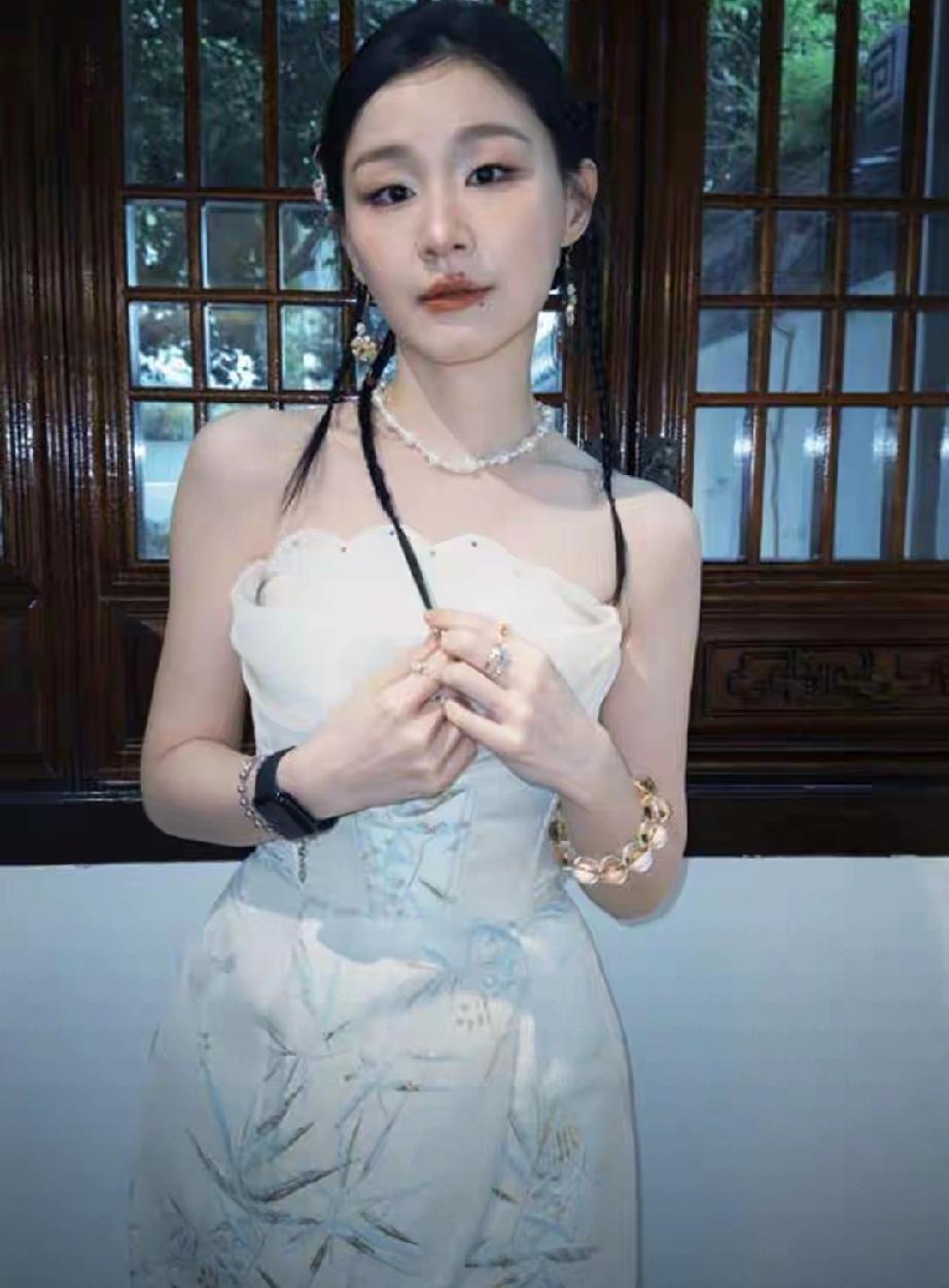 金靖导演老公罕见亮相！素颜清爽气质出众，夫妻性格反差拉满不少人不