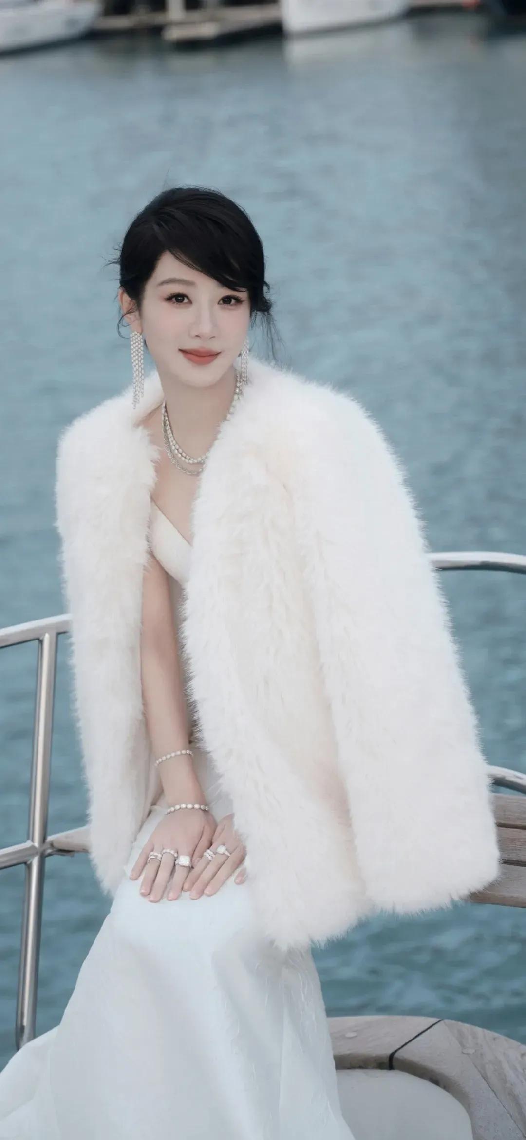 美女壁纸～杨紫，一袭白裙裹身，珍珠缀满温柔，毛绒披肩晕开慵懒贵气。利落盘发衬出精