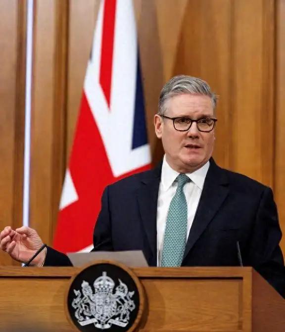 见过翻脸快的，没见过这么离谱的！英国首相斯塔默，简直把“言而无信”玩到了新高度。