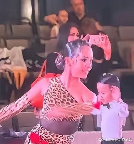 孙俪12岁女儿花花在美国参加拉丁舞比赛表演完全不怯场，一身豹纹裙也太有冲击感了