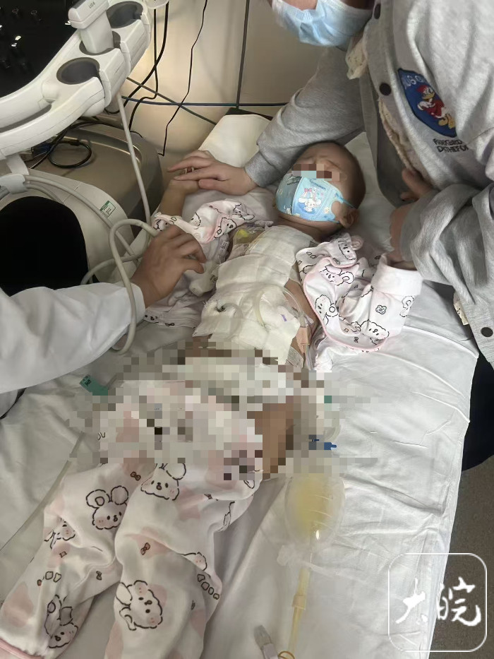 #三胞胎女儿患罕见肿瘤父亲卖房救治#【#父亲为救患癌女儿直播跳舞8小时#：只为换