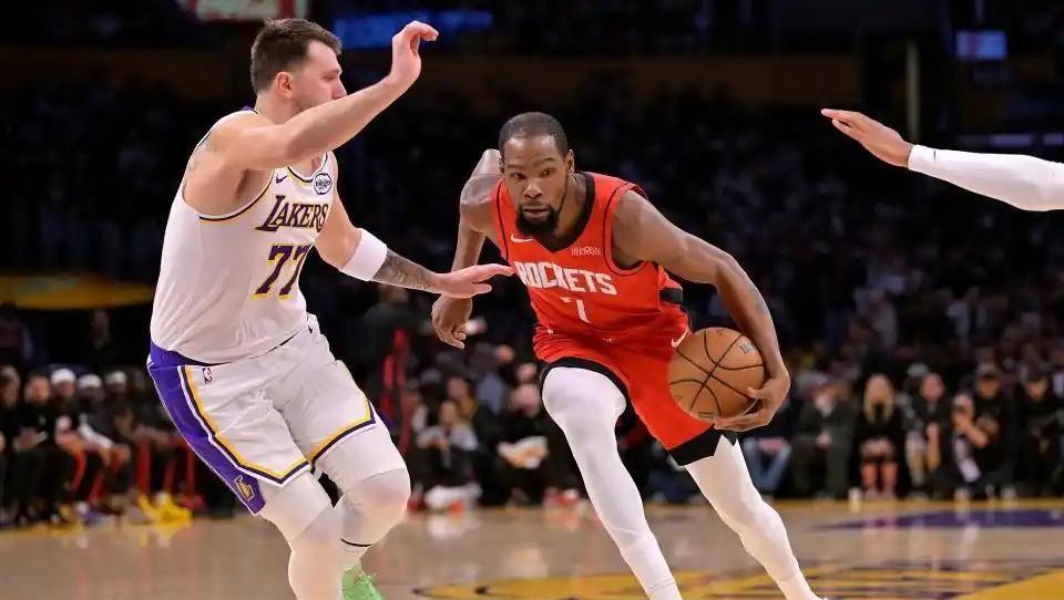 更衣室的裂痕，是用一个人的首发位置修补的。湖人教练组把战术板一推：动不了詹姆斯