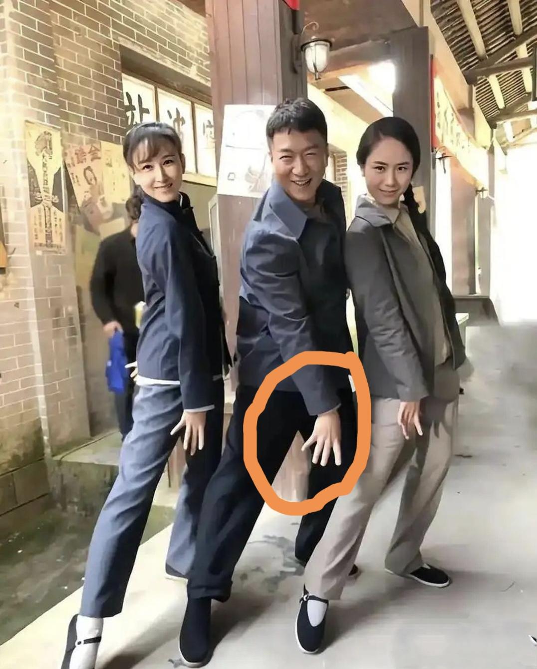 孙红雷除了兰花指翘不起来，这身段和眉眼那是完全不输身旁的两位女明星！[大笑][大