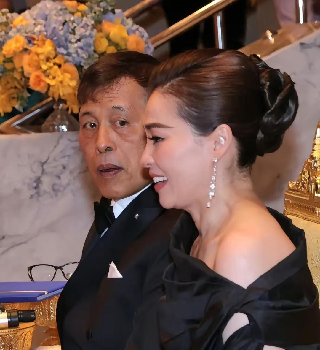 一对比，年龄的差距感就来了！泰王玛哈与苏提达，两人之间的差距有二十多岁。他们