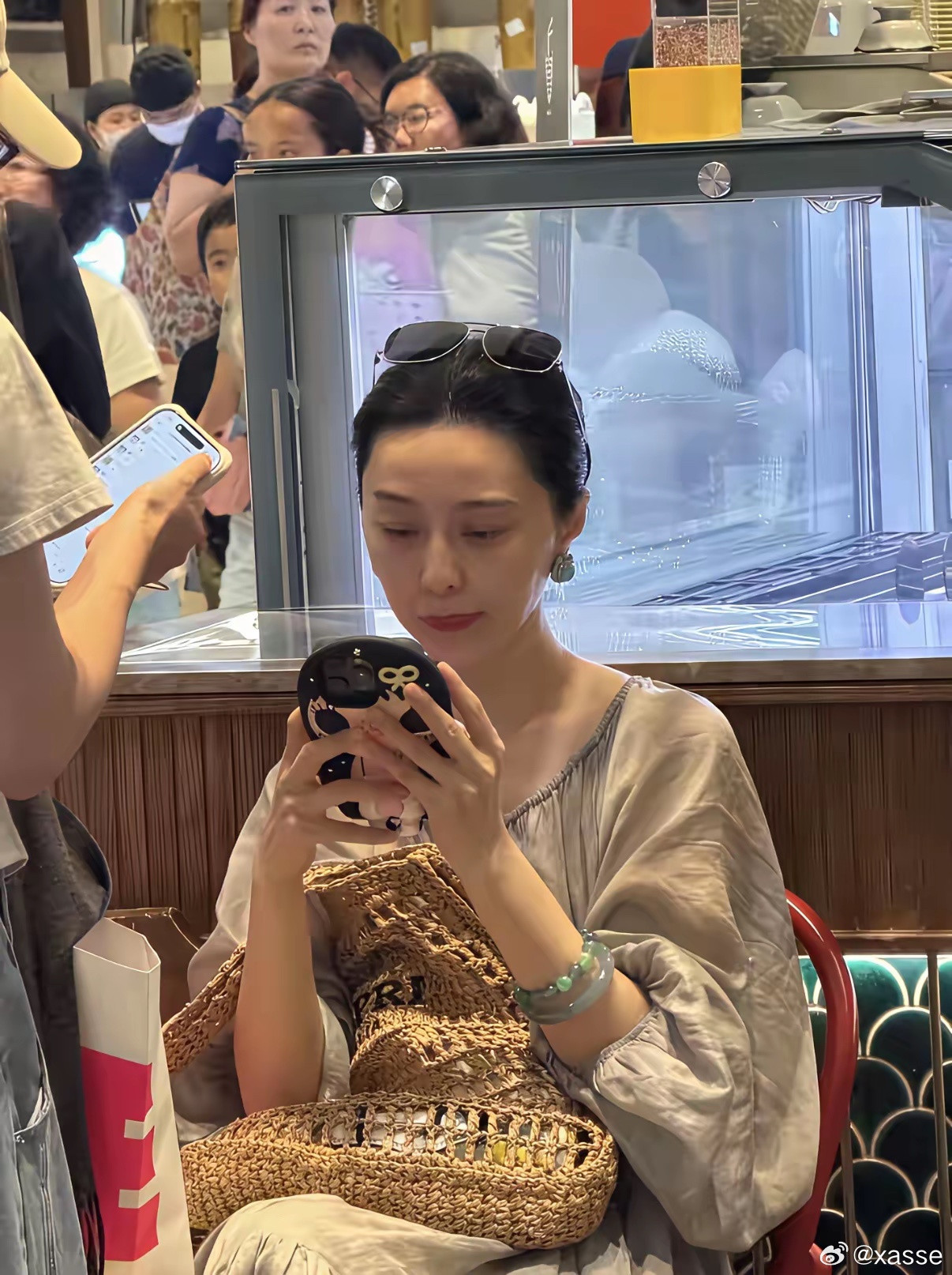 不再年轻了，不管近看远看都是中年女人。