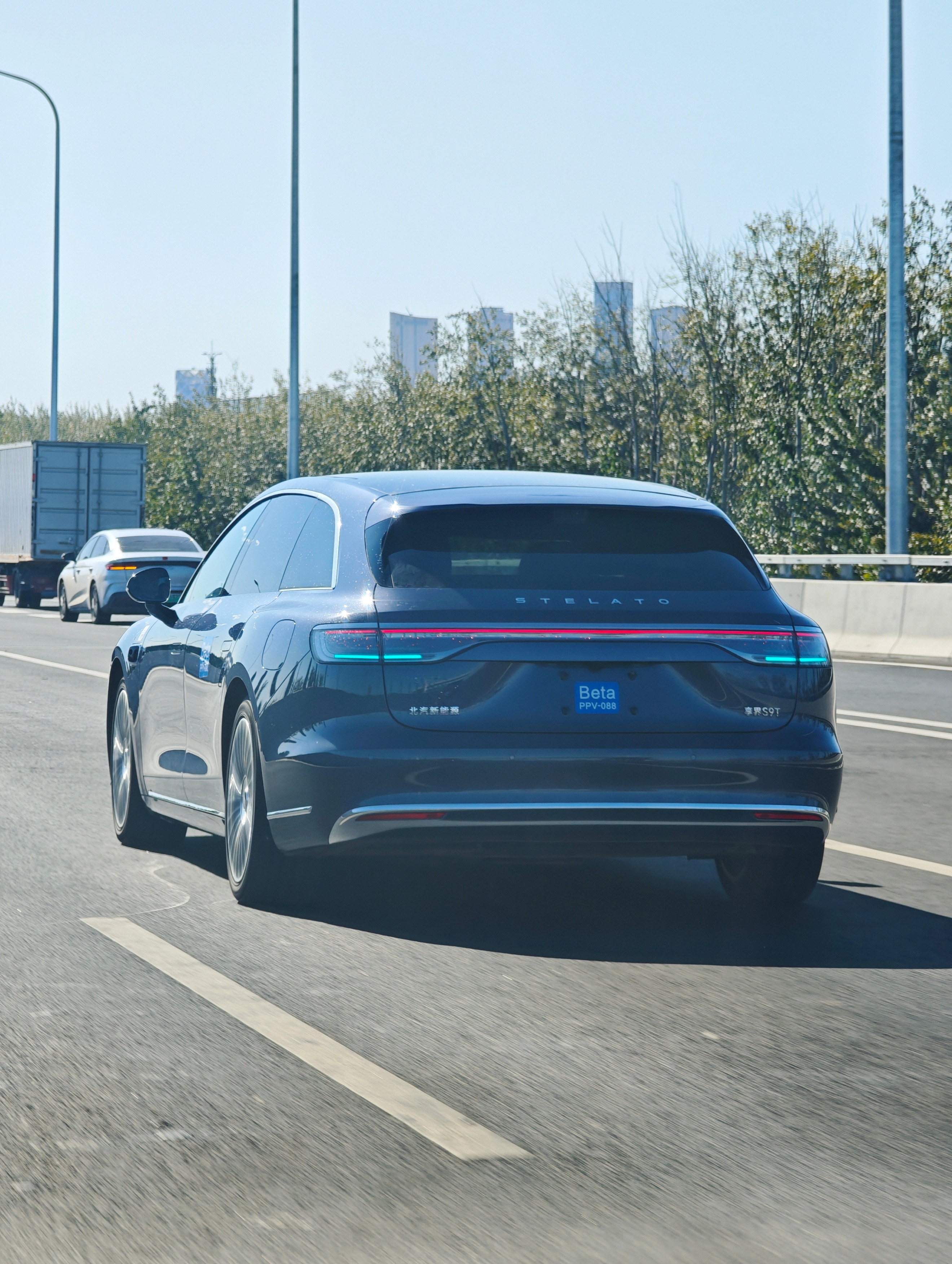 路上的享界S9T开始多起来了姿态真的不错，尤其是侧后方视角看过去，厚重优雅~算是
