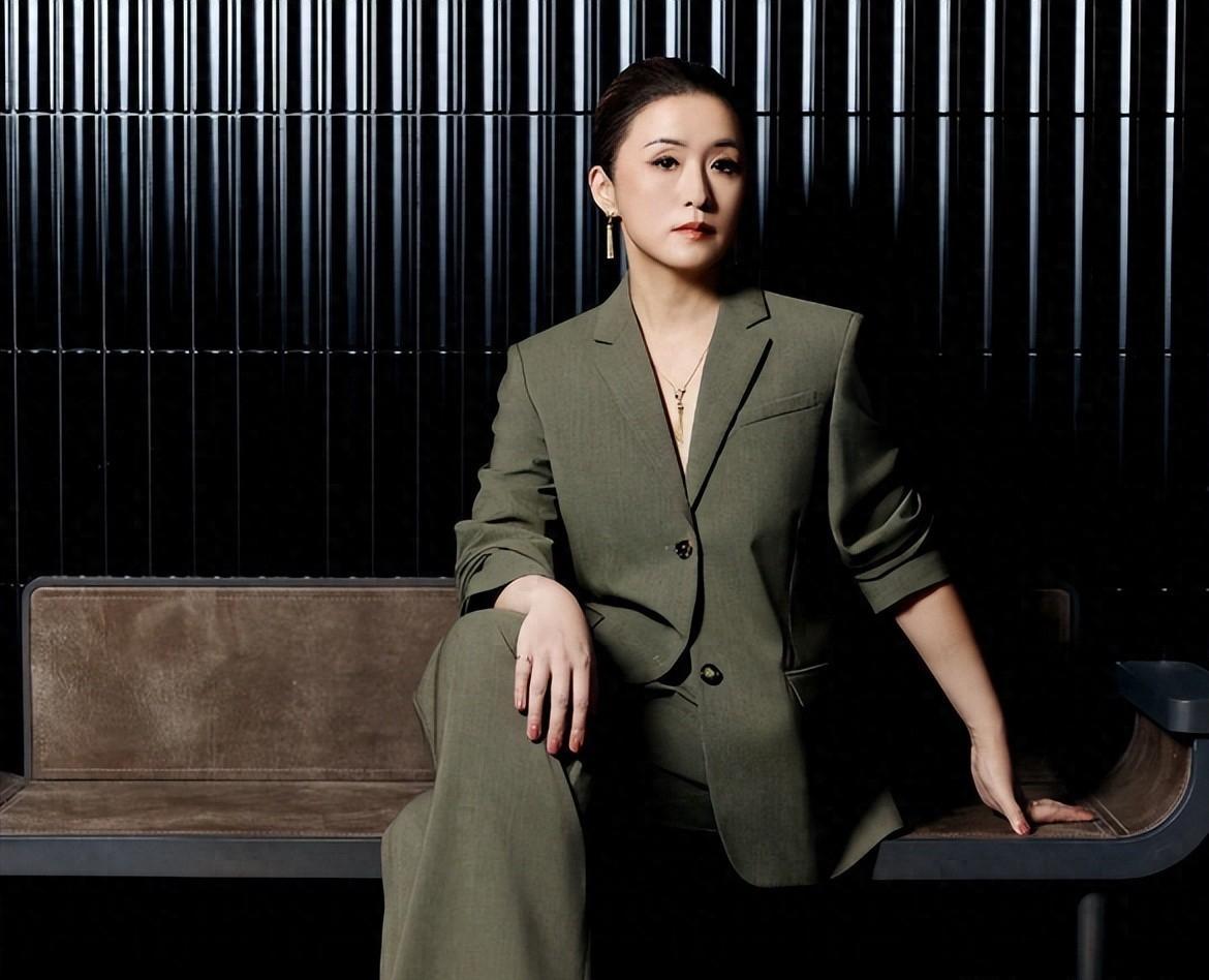 上海编剧袭警录音曝光，热搜消失引质疑，警方介入调查。秦雯和许思窈在剧组会议上聊