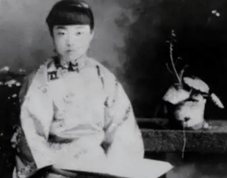 毛主席修订毛氏族谱时，语气严肃屡屡叮嘱：原配一定要写她的名字！1959年6月，