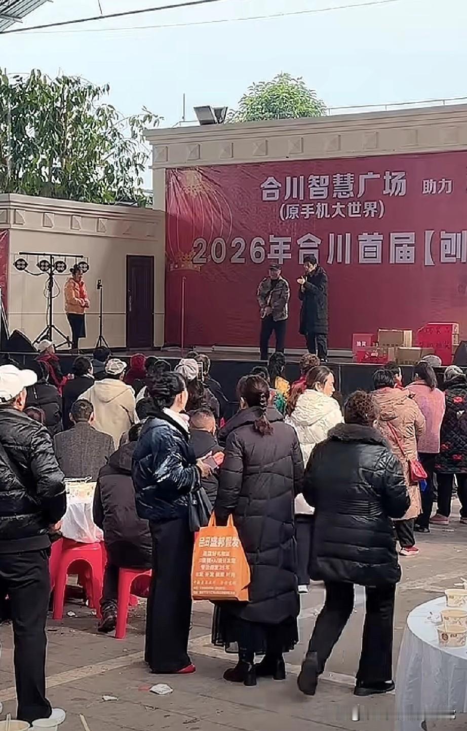 刨猪汤现场挤到离谱！合川荣昌首届刨猪汤重庆刨猪汤的热度直接飙到天花板了！合