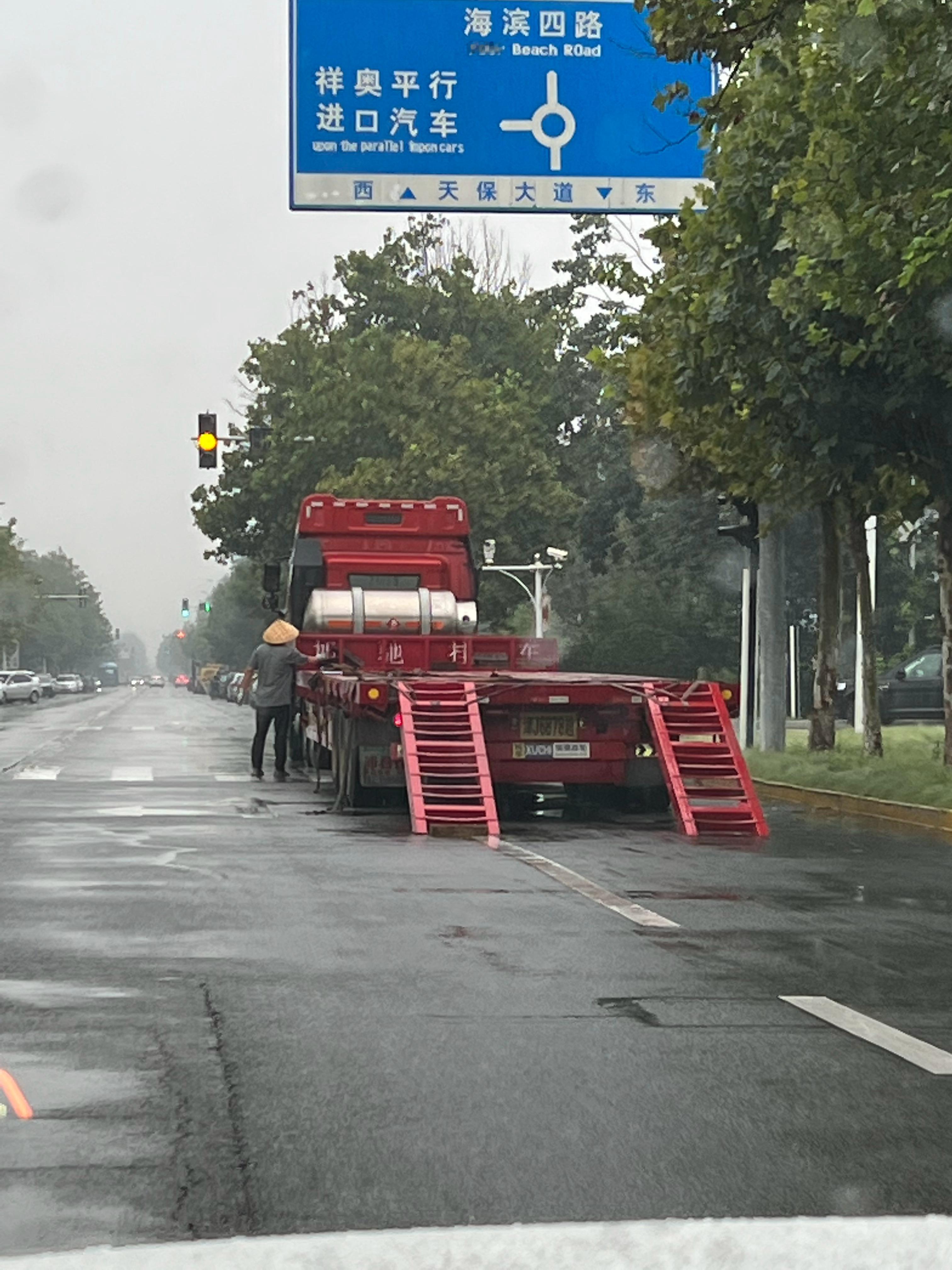 这个车拉来了一台商品车是一个乌尼莫克[捂脸哭][捂脸哭]高，实在是高​​​