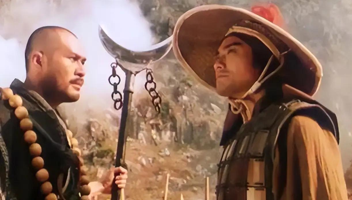 林冲假装费大力气才打败他，他却不服气，还趁林冲不注意，偷袭他林冲压根儿没把洪