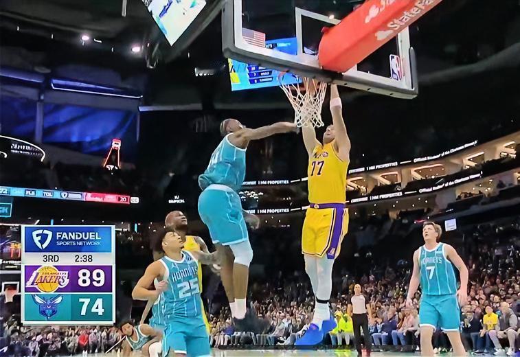 东契奇持球突破双手灌框！球迷震惊，本人狂喜！话又说回来，作为2米以上的锋线，