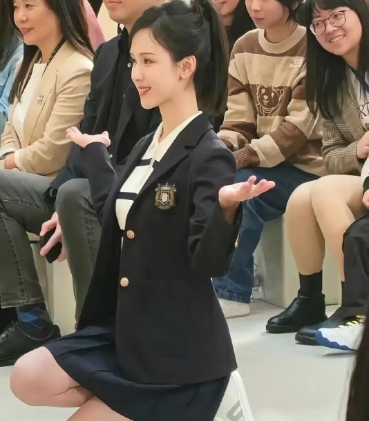 这应该是校服的天花板了吧？​​​