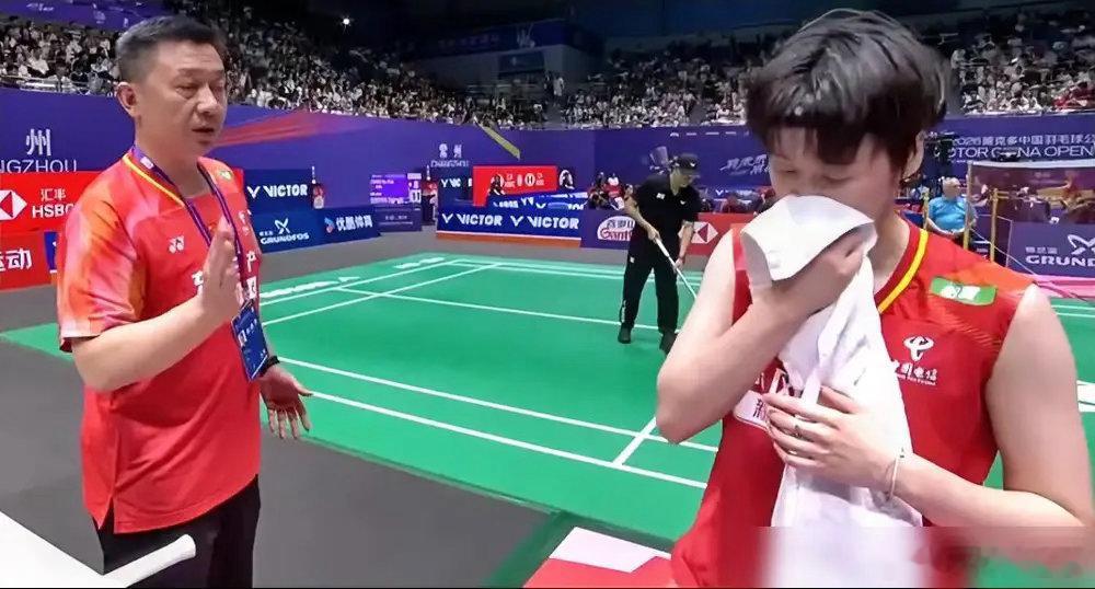 国羽一姐输了，输给排名第30位的日本选手。陈雨菲网前球连出界，主管教练罗毅刚在
