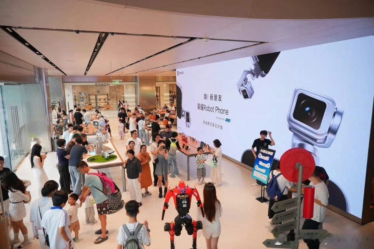 这些真不是托，荣耀RobotPhone火不火爆？有图有真相，一组来自荣耀专卖店的真实火爆场面，众多喜