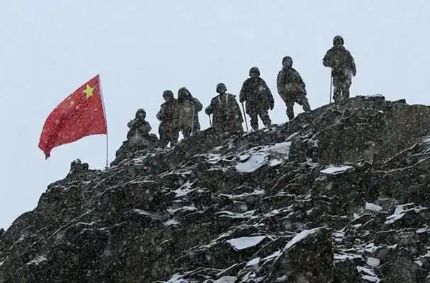 为何西方敢直接下场惹俄罗斯却不敢动中国？因为这两场战争打醒全世界！看看现在的国际
