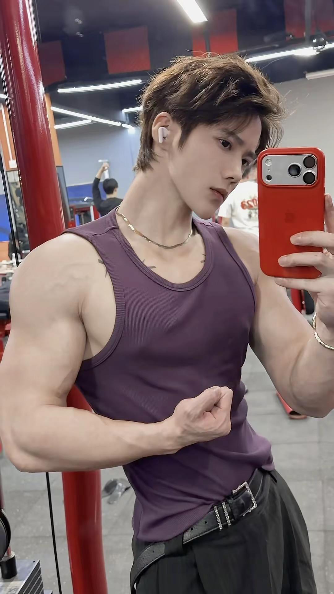 不谈肌肉男，你糊涂啊薄肌男孩健身背心穿搭