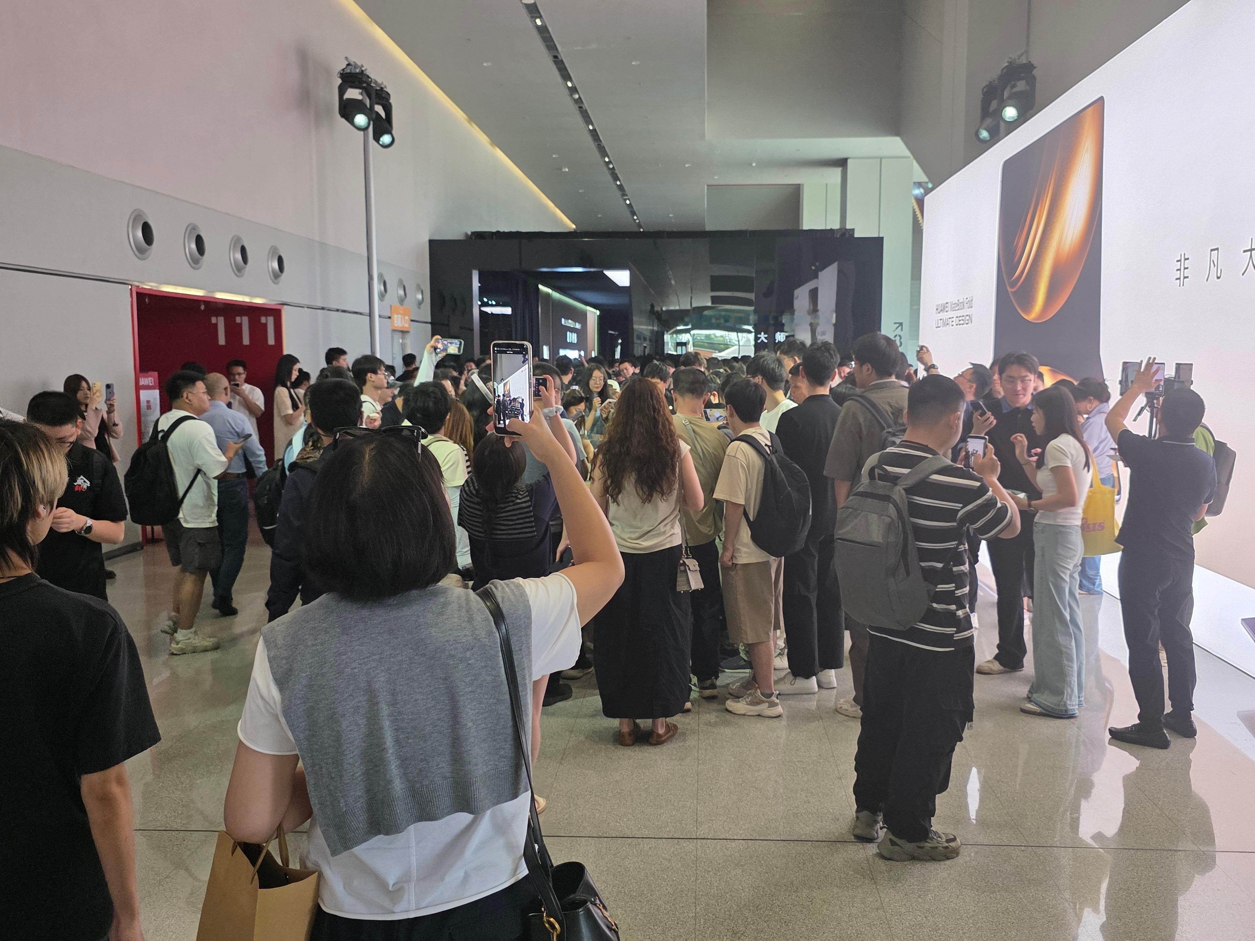 兄弟姐妹们，现场体验区太夸张了，完全挤不进去啊[捂脸哭][捂脸哭]华为发布会​​​