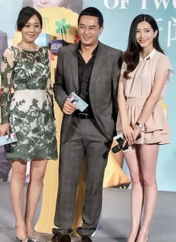二位女神中间这位男神是谁？看上去男神有点驼背