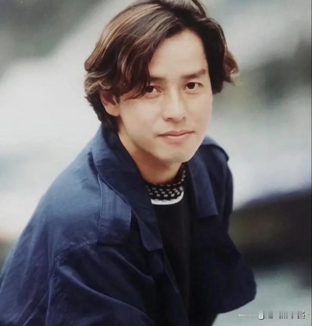 千万别模仿谭咏麟的歌曲《披着羊皮的狼》，我模仿他的嗓音唱这首歌曲，最多唱了三遍。