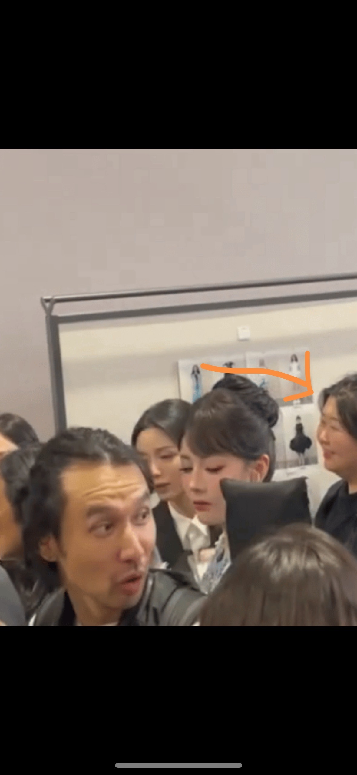 好神金啊[捂脸哭]拿着一个慢放的动图又开始审判了，明显后面有个工作人员一直在笑着跟