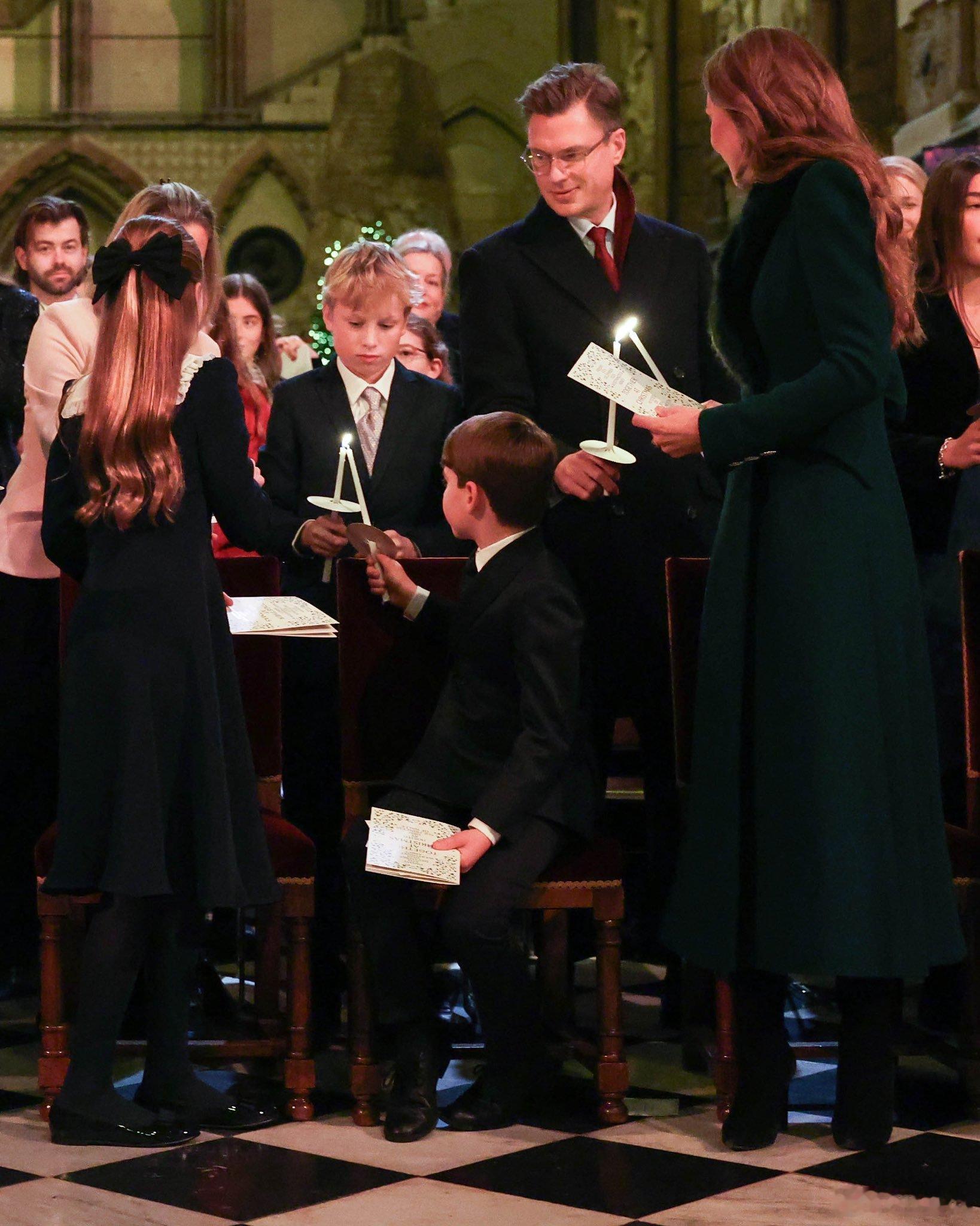 英国王室🇬🇧路易斯王子和二代表叔鲁弗斯·吉尔曼相互点火，温馨一幕。世界各国