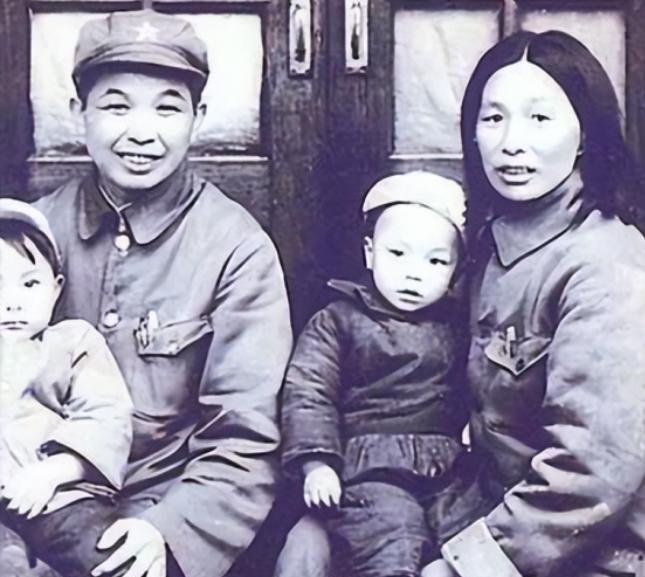 1953年，西康军区司令员刘忠得知家人还幸存人世，携妻子回乡见母亲，看到原配穿