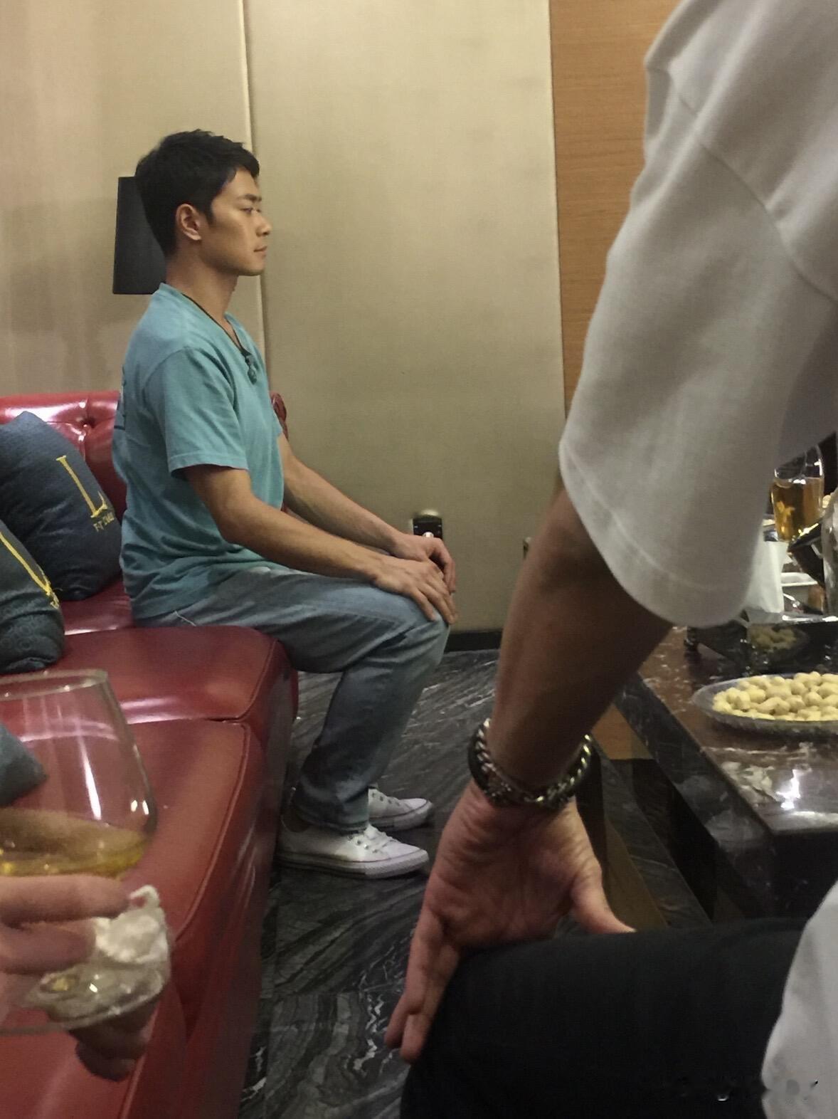 刘畊宏爆料曹骏，就连在宿舍睡觉，身姿都绷得板正笔挺。万万没想到，早年的他，居然