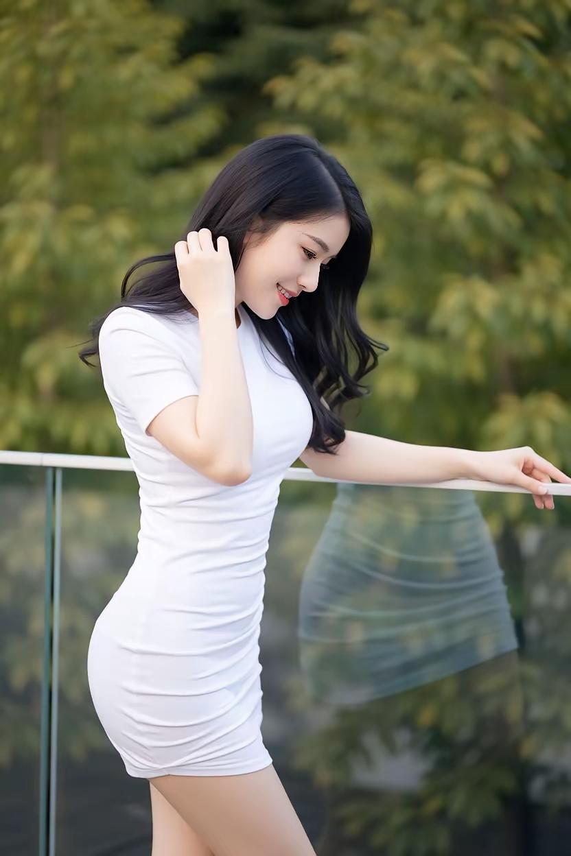 绿意作笺，玻璃栏为笔你指尖轻绾发丝的模样让夏风都变得缠绵裙角微漾，是心动的