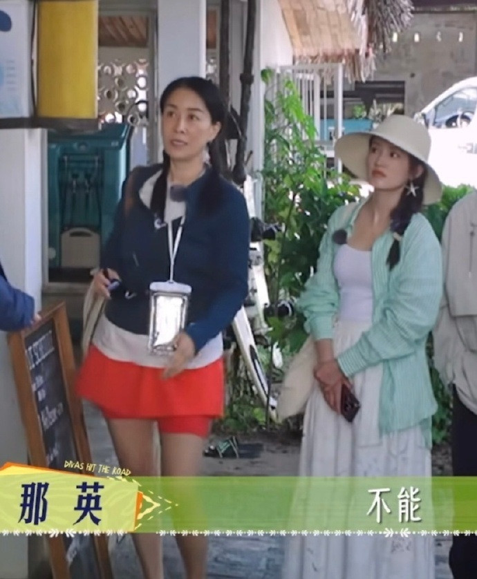 50多岁的那英打扮的像20岁少女，脸看着好年轻，这状态也是没谁了​​​